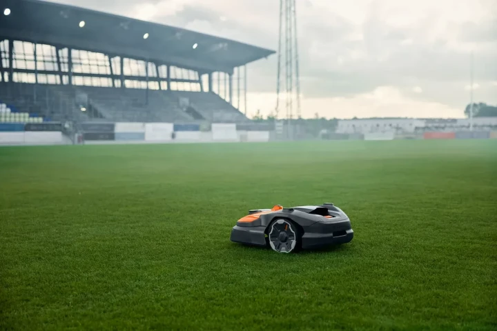 952.